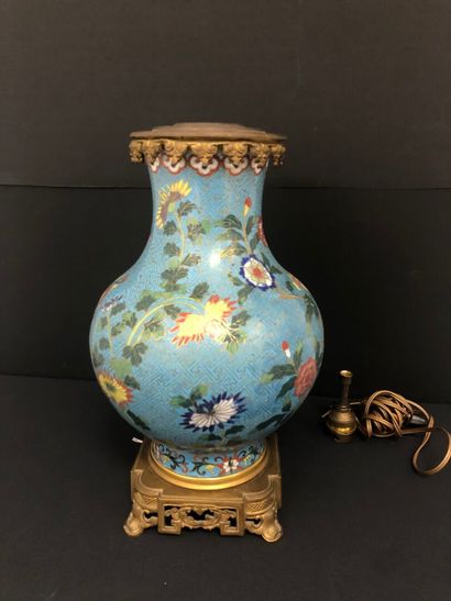 CHINE
Vase en émaux cloisonnés à décor de...