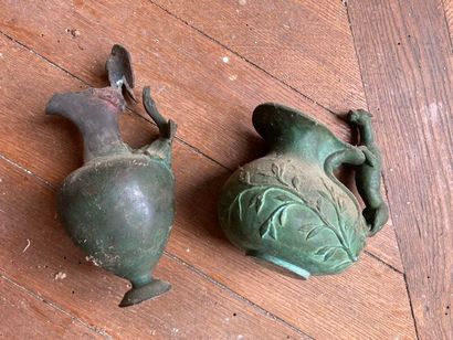 DEUX VERSEUSES, dans le goût de l'antique,...