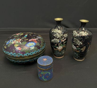 PETITE BOITE couverte en émail cloisonné....