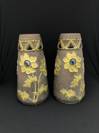 ERNST WAHLISS (1837-1900)
Pair of flared...