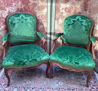 DEUX FAUTEUILS en bois naturel mouluré d'époque...