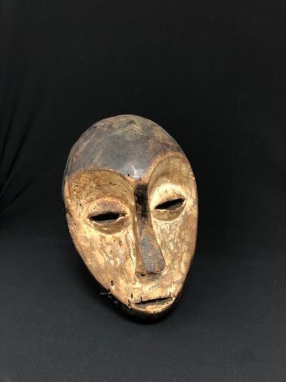 MASQUE AFRICAIN en bois monoxyle sculpté...