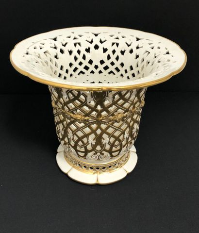 Manufacture de SEVRES :
Large porcelain CORBEILLE...