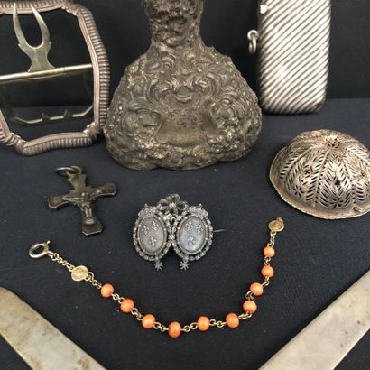 LOT in silver including : 
Brooch decorated...