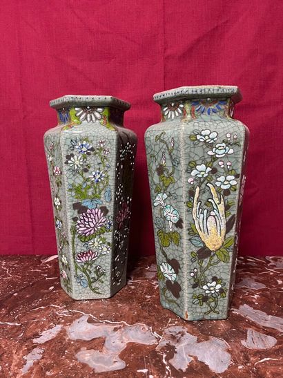 PAIRE DE VASES. XIXe siècle 
PAIRE DE VASES...