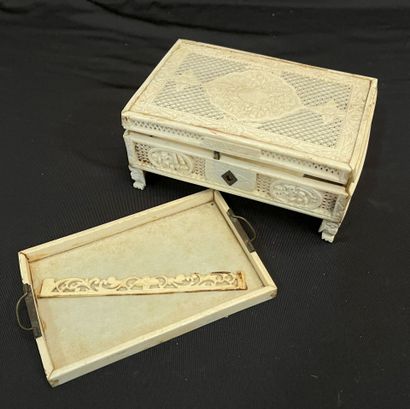 BOITE A JEUX, en bois laqué à décor d'oiseaux...
