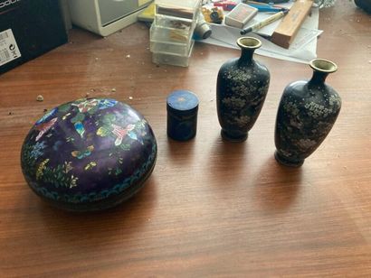 PETITE BOITE couverte en émail cloisonné....