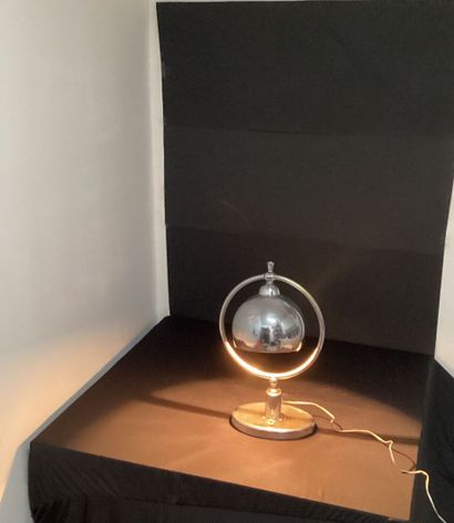 Small ball LAMP in chromed metal.
Height:...