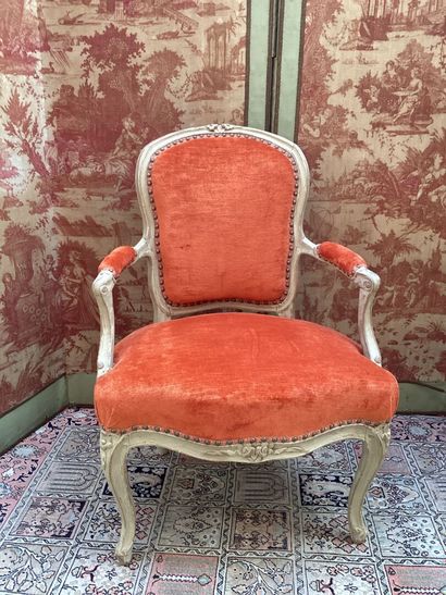 FAUTEUIL cabriolet en bois mouluré et sculpté...