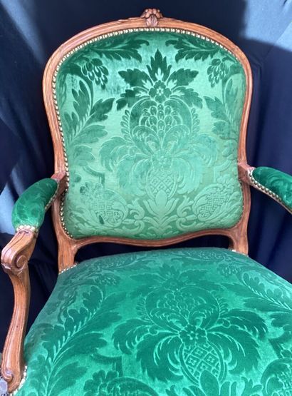 DEUX FAUTEUILS en bois naturel mouluré d'époque...