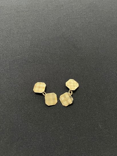 PAIR OF HANDLEBUTTONS in yellow gold 750/°°°...