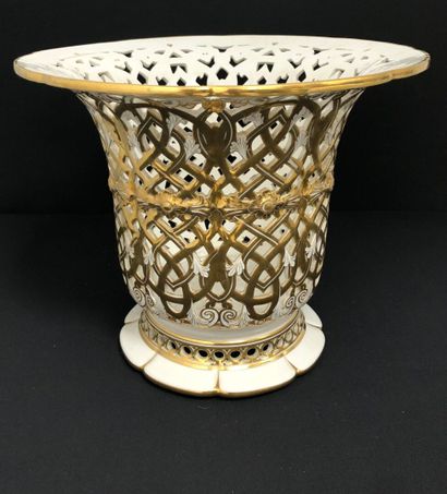 Manufacture de SEVRES :
Large porcelain CORBEILLE...
