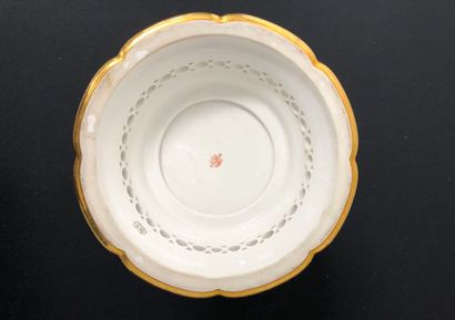 Manufacture de SEVRES :
Large porcelain CORBEILLE...