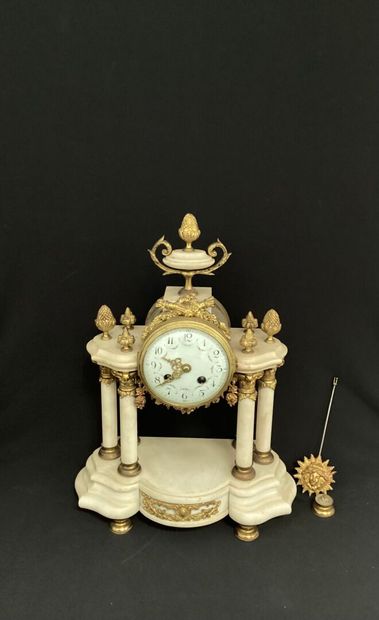 PENDULE portique en marbre et bronze doré...