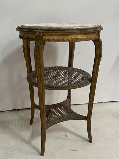GUERIDON, de style Louis XV, en bois sculpté...