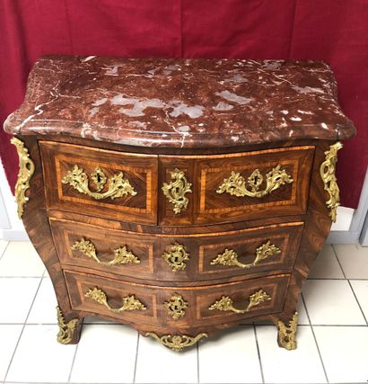 COMMODE, d'époque Louis XV, à toutes faces...