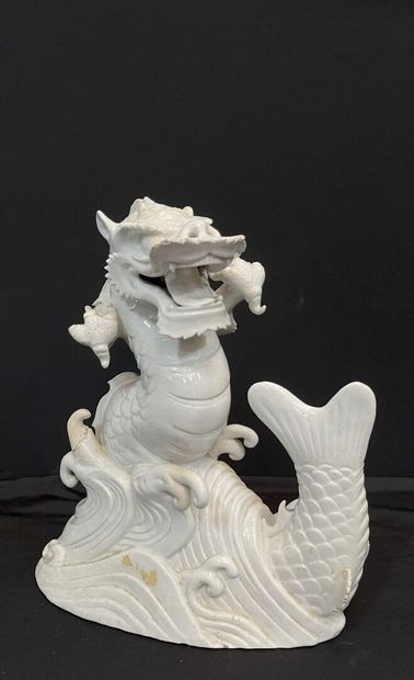 CHINE - Début XXe siècle: 
Dragon et carpe....