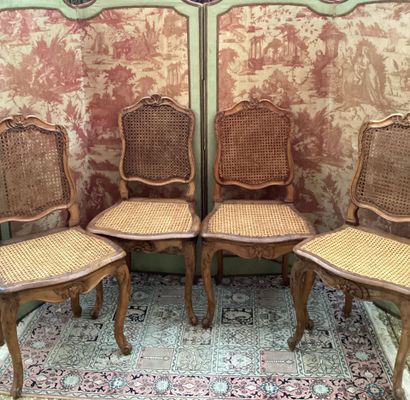 SUITE DE QUATRE CHAISES cannées d'époque...