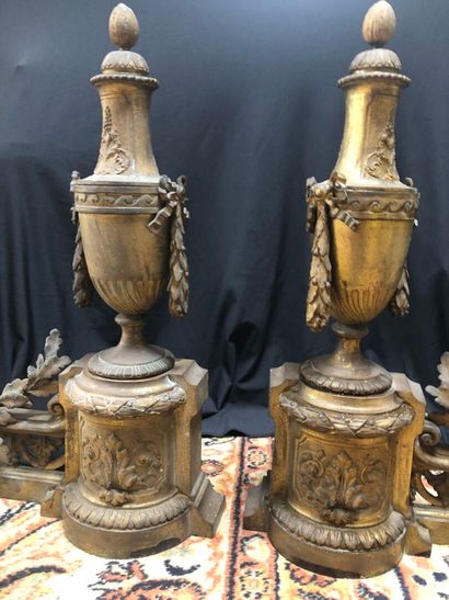Paire de CHENETS en bronze doré, la partie...