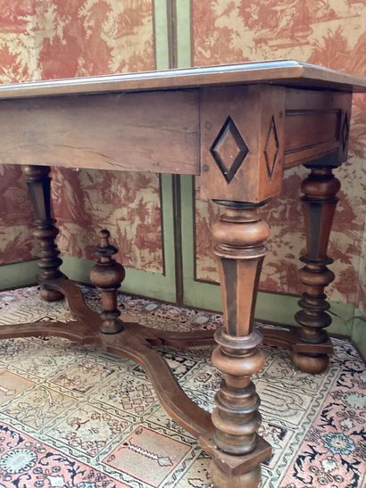 TABLE en noyer mouluré de style Louis XIV,...