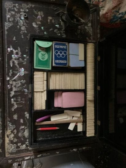 BOITE A JEUX, en bois laqué à décor d'oiseaux...