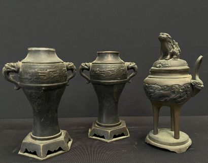 CHINE - Fin du XIXème siècle. 
GARNITURE...