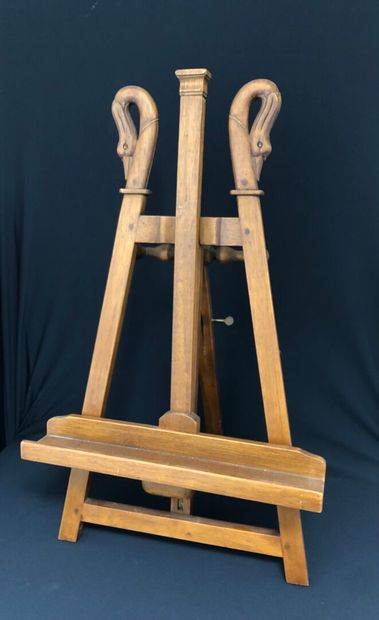 CHEVALET en noyer, de style Empire, sculpté...
