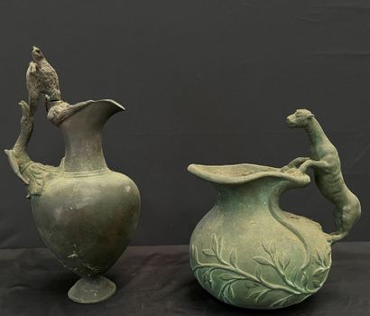 DEUX VERSEUSES, dans le goût de l'antique,...