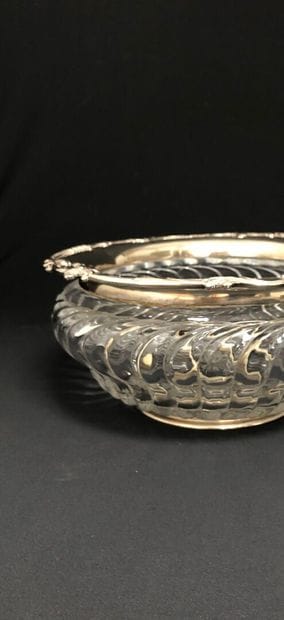 BACCARAT (before 1936). 
Large crystal goblet...
