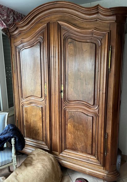IMPORTANTE ARMOIRE en noyer mouluré ouvrant...