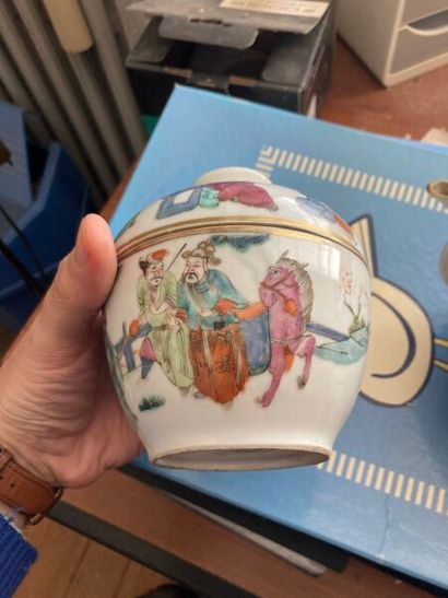 LOT en porcelaine comprenant: une théière...