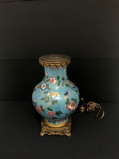 CHINE
Vase en émaux cloisonnés à décor de...