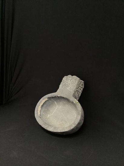 BENITIER en marbre gris.
XVIIIe siècle.
9...