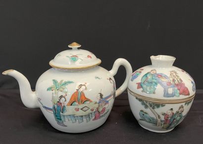 LOT en porcelaine comprenant: une théière...