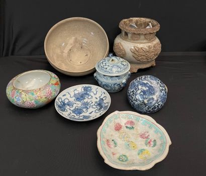 CHINE, XIXème siècle. 
LOT EN PORCELAINE...