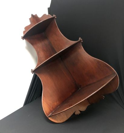 ETAGERE D'APPLIQUE en encoignure en acajou...