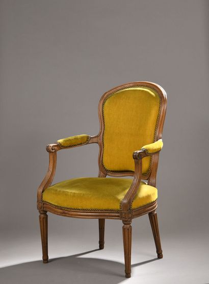 FAUTEUIL, d'époque Louis XVI, en bois naturel...