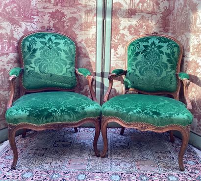 DEUX FAUTEUILS en bois naturel mouluré d'époque...