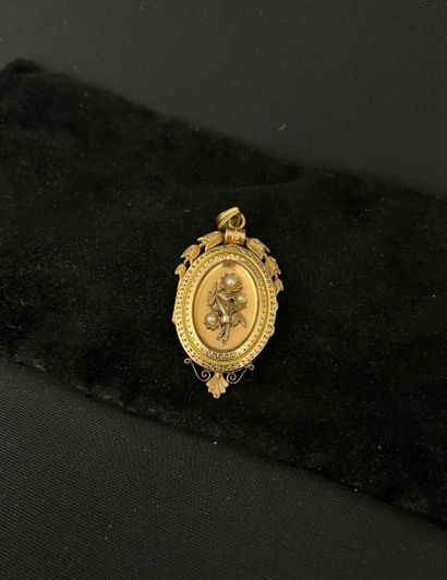 MEDAILLON in double-tone 750/°°° (18K) gold,...