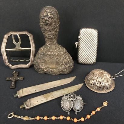 LOT in silver including : 
Brooch decorated...