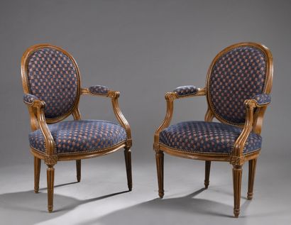PAIRE DE FAUTEUILS, dossier médaillon, d'époque...