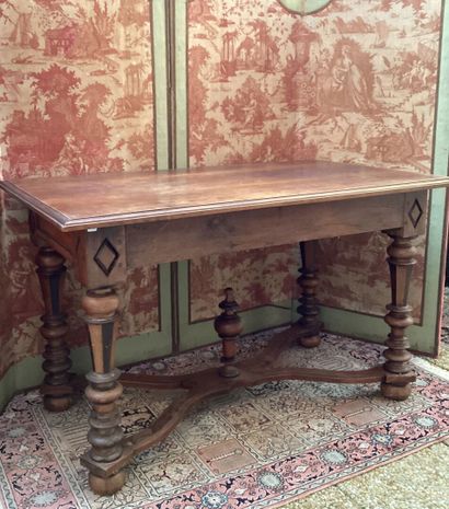 TABLE en noyer mouluré de style Louis XIV,...