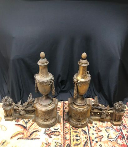 Paire de CHENETS en bronze doré, la partie...