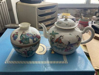 LOT en porcelaine comprenant: une théière...