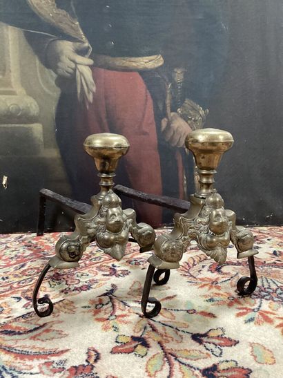 PAIRE DE CHENETS aux marmousets, d'époque...