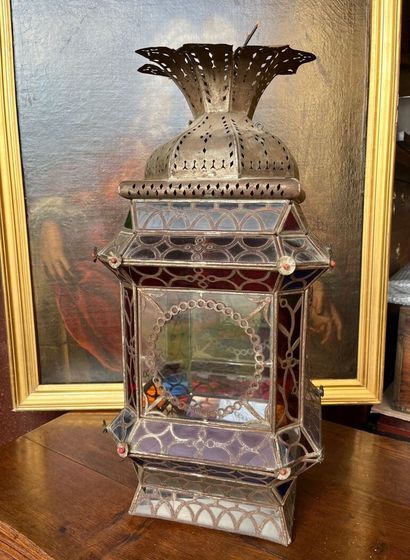LANTERNE en tôle, verre et vitrail de forme...