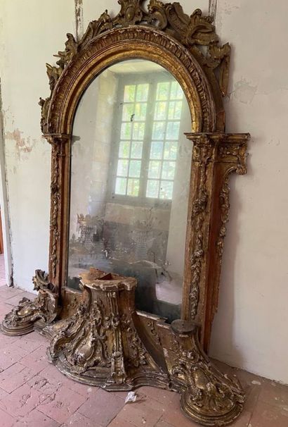 GRAND TRUMEAU en bois mouluré, sculpté et...