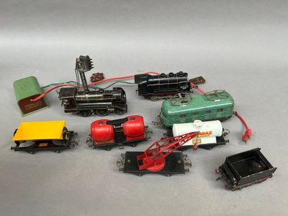 HORNBY & autres :
Deux locomotives, une voiture,...
