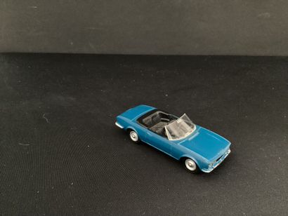 DINKY TOYS :
Peugeot 504 cabriolet, bleu.
Sans...