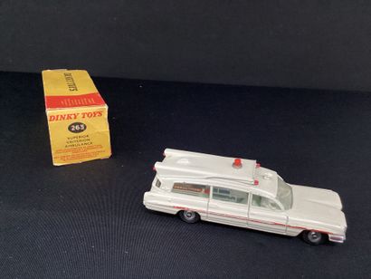 DINKY TOYS :
Superior criterion ambulance,...
